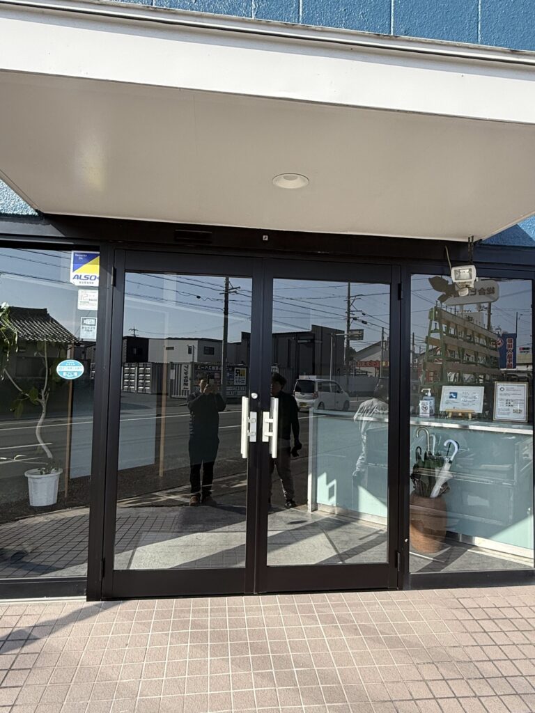 自動ドアから開き扉に