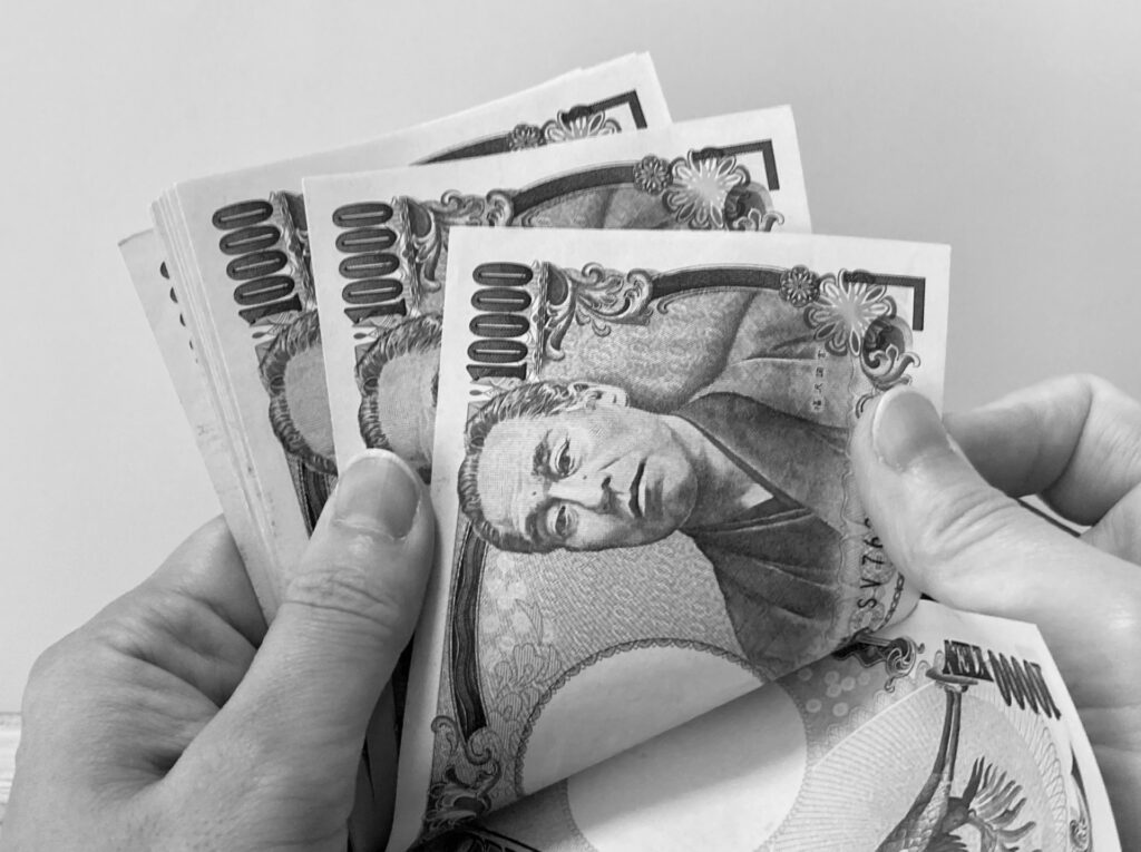 大幅な値引きをしようとする業者の手元