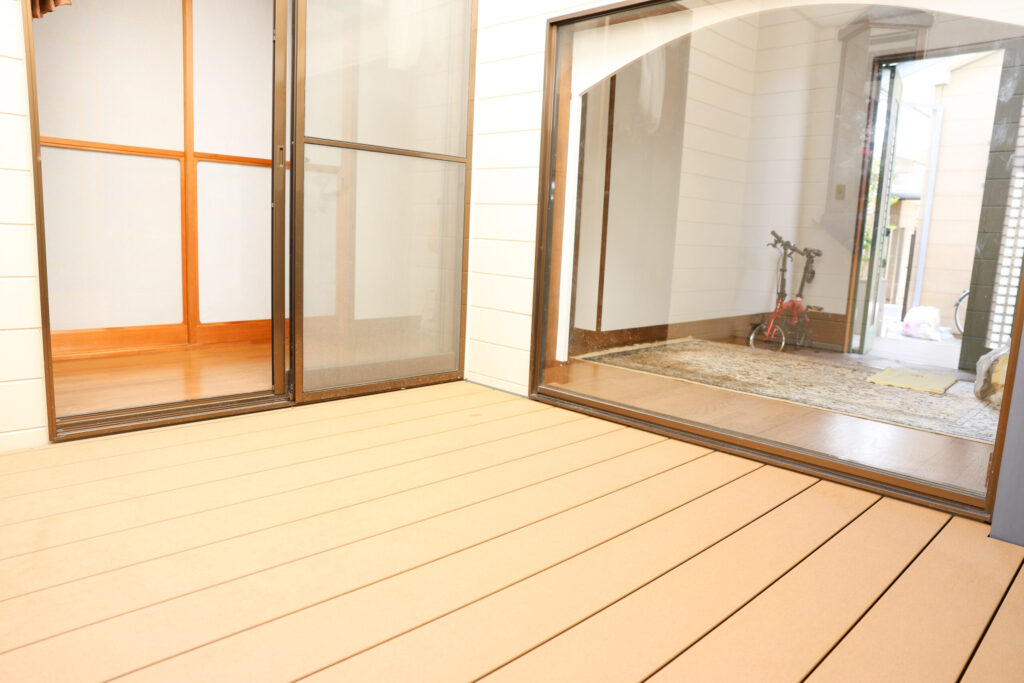 中庭のウッドデッキ