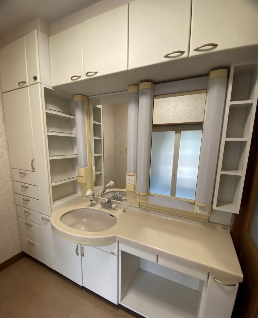 取り替え前の洗面台