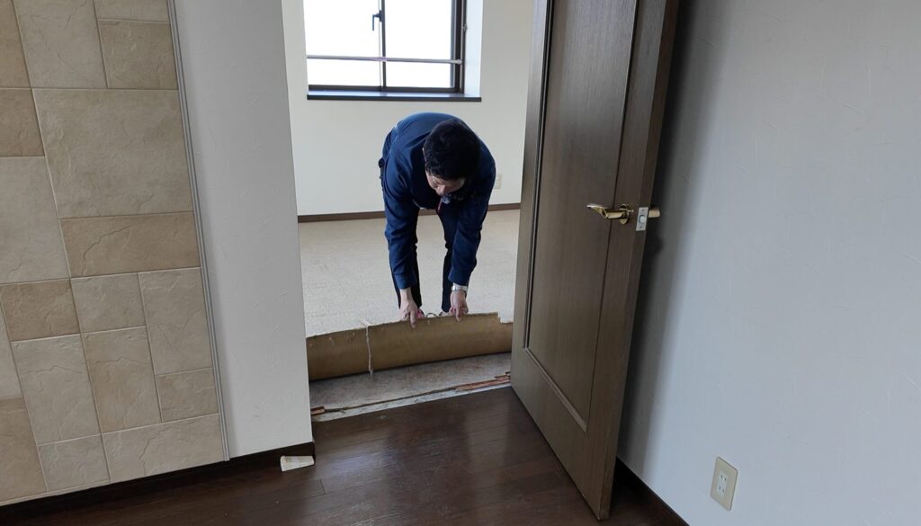 既存の床材をすべて剥がし、下地から確認。新しいフローリングを張る