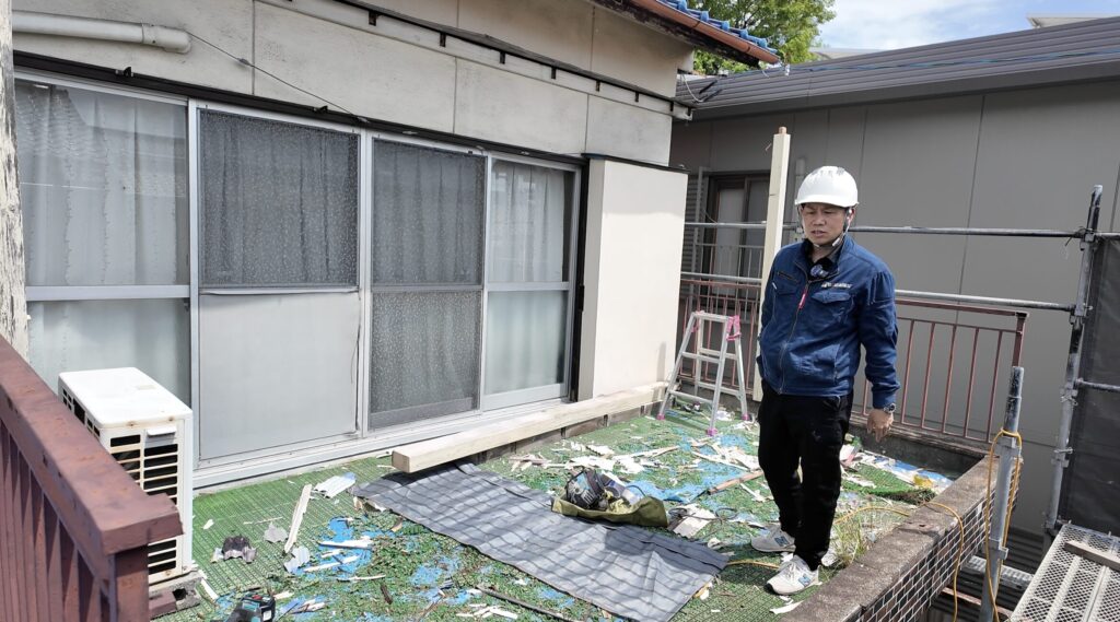 ベランダ工事の解体工事の様子