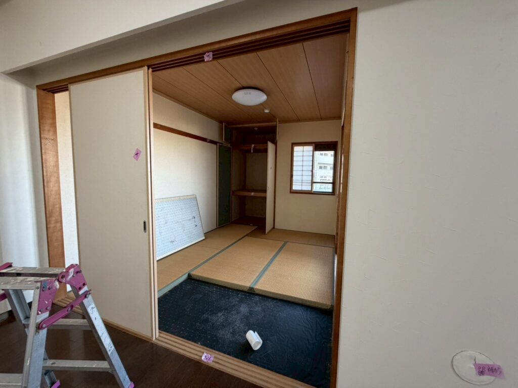 畳を上げ下げできるよう床に敷居の段差